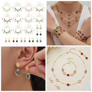Detalle conjunto joyas geométricas bañadas en oro 18k con piedras ovales de cristal