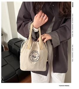 Détail du cabas Oxford étanche montrant le cordon de serrage et le tissu beige texturé