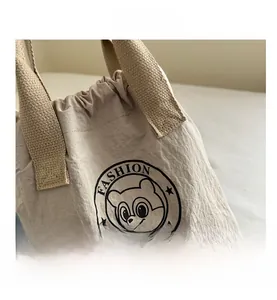 Gros plan du sac à provisions beige en oxford imperméable avec cordon et motif d'ours