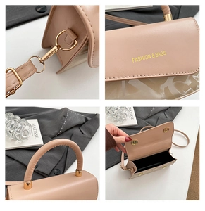 Detail van de roze crossbodytas met gouden hardware en elegante afwerking van het handvat