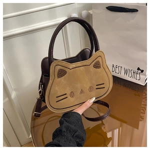 Détail du sac bandoulière chat avec broderie en peluche et bandoulière réglable