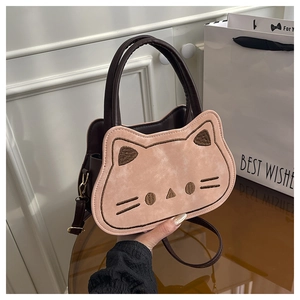 Détail d'un sac bandoulière chat en peluche rose avec broderie et poignée en cuir robuste