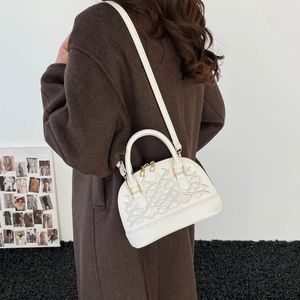Weiße muschelförmige Schultertasche mit Stickerei und goldenen Metallbeschlägen für Damen