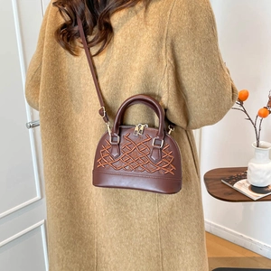 Dunkelbraune Boston-Handtasche aus Leder mit gewebtem Reliefmuster und Gold-Reißverschluss