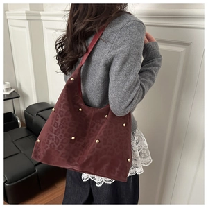 Borsa tote bordeaux scamosciata con stampa animalier leopardata e borchie dorate