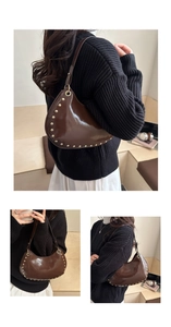 Détail de sac demi-lune en cuir verni marron foncé avec des rivets métalliques dorés