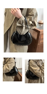 Détails du sac à bandoulière en cuir verni noir avec des rivets dorés brillants