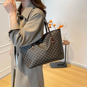 Borsa tote marrone vintage con stampa a lettere M e fiocco dorato portata sulla spalla