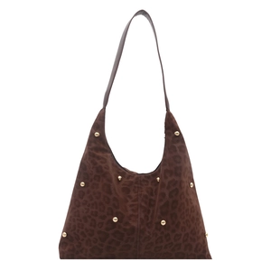 Borsa tote leopardata marrone con borchie dorate e tracolla su sfondo bianco