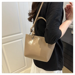 Sac seau kaki tendance porté à l'épaule pour un style décontracté quotidien