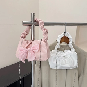 Sacs à main plissés rose et blanc avec grands nœuds et bandoulières chaîne en argent exposés
