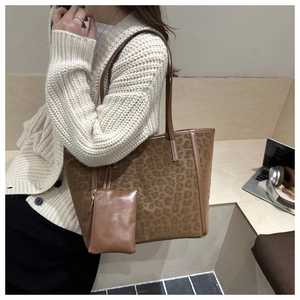 Détail du sac cabas léopard avec une petite pochette et une bandoulière en cuir