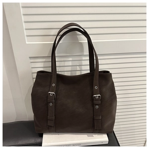Détail du sac cabas mat marron foncé avec boucles argentées et bandoulières ajustables