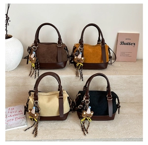 Detailanzeige von Retro-Henkeltaschen in vier Farben mit Wildleder- und Leder-Materialien