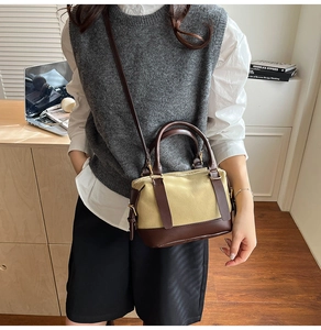 Retro Segeltuch und braune Ledertasche mit Laptop auf einem Schreibtisch gestylt