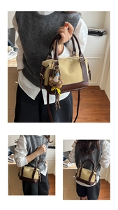 Vue détaillée du sac rétro en toile avec garniture en cuir brun et pendentif petit ours