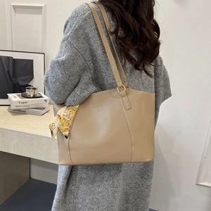 Minimalistische beige Leder-Shopper-Tasche mit Steppnähten und dekorativem gelbem Seidenschal