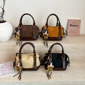 Sac Polochon Rétro en Cuir PU Mode Patchwork de Couleurs Sac Bandoulière Avec Pendentif Ours Mignon pour Femmes Quotidien
