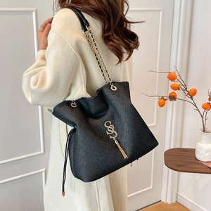 Chic black large capacity tote bag with gold chain strap and stylish tassel detail