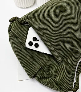 Nahaufnahme der grünen Cordtasche mit Reißverschlusstasche und feiner Stoffstruktur