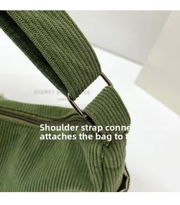 Nahaufnahme des Metallrings am grünen Cord-Schultertaschen-Riemen für Damen