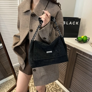 Grand sac cabas noir mat avec bandoulière en chaîne et détail métallique pour femmes