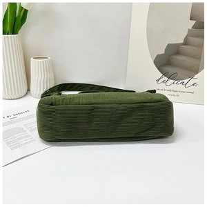 Detailansicht der dunkelgrünen Cord-Tasche mit gerippter Textur und minimalistischem Design