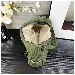 Detailansicht der olivgrünen Kordtasche mit Innenfutter aus Polyester und Innentasche