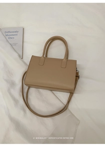 Vue de dessus d'un sac à main kaki minimaliste avec texture lisse et zip argenté