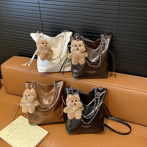 Sacs seaux à chaîne en quatre couleurs avec adorables oursons en peluche et perles