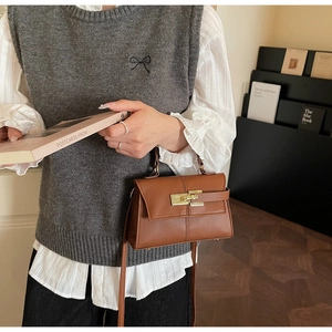 Sac à main en cuir marron avec fermoir tournant en métal doré et bandoulière réglable