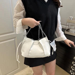 Bolso bandolera blanco plisado de moda con cadena plateada y diseño de cordón