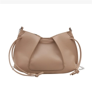 Bolso bandolera plisado de piel sintética beige con detalles de cadena plateada