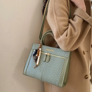 Sac fourre-tout vert à motif chevrons avec poignée et pendentif en perles de bois