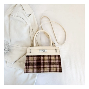 Détail du sac à main en tweed à carreaux et similicuir blanc avec fermoir en métal argenté