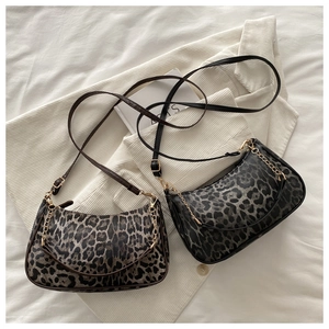 Détails des sacs léopard en marron et gris avec des chaînes dorées élégantes
