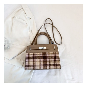 Détail du sac patchwork en tweed à carreaux et cuir marron avec fermoir argenté chic