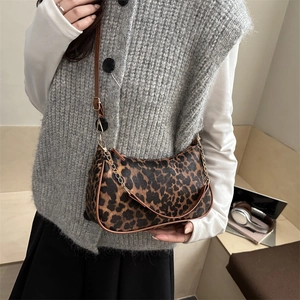 Sac à bandoulière léopard chic avec chaîne dorée et lanière en cuir marron