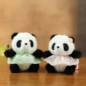 Simpatici portachiavi di panda in peluche con vestitini verdi e rosa per decorare borse