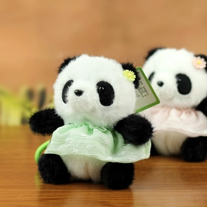 Dettaglio del peluche a forma di panda con vestito floreale e morbida pelliccia fine