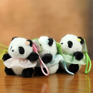 Dettaglio di portachiavi panda in peluche con gonnelline di tulle e nastri colorati
