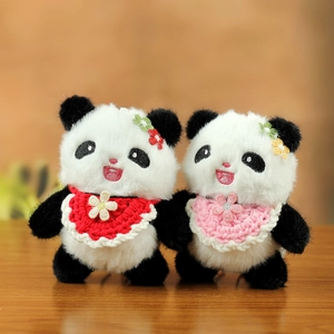 Niedliche Plüsch-Panda-Schlüsselanhänger mit gehäkelten Lätzchen und Blumenschmuck