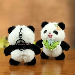 Vorder- und Rückseite von Panda-Plüschanhängern mit gehäkeltem Latz und Metallschließe