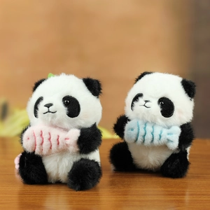 Dettaglio di portachiavi panda in peluche con pesci rosa e blu e consistenza morbida