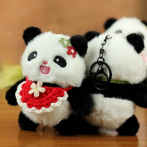 Detailansicht der Panda-Anhänger mit weicher Textur, rotem Latz und Metall-Karabiner