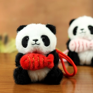 Dettaglio portachiavi panda di peluche con pesce koi rosso e consistenza morbida