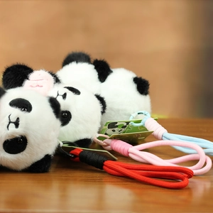 Tre portachiavi a forma di panda in peluche con cinturini colorati in tessuto