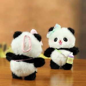 Détail du pendentif panda en peluche avec nœud menthe, biberon et fermoir rose