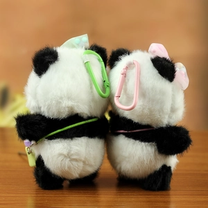 Vue détaillée de porte-clés panda en peluche avec nœuds décoratifs et mousquetons colorés