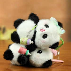 Détail de porte-clés panda en peluche avec joues roses, mini biberons et nœud en résille
